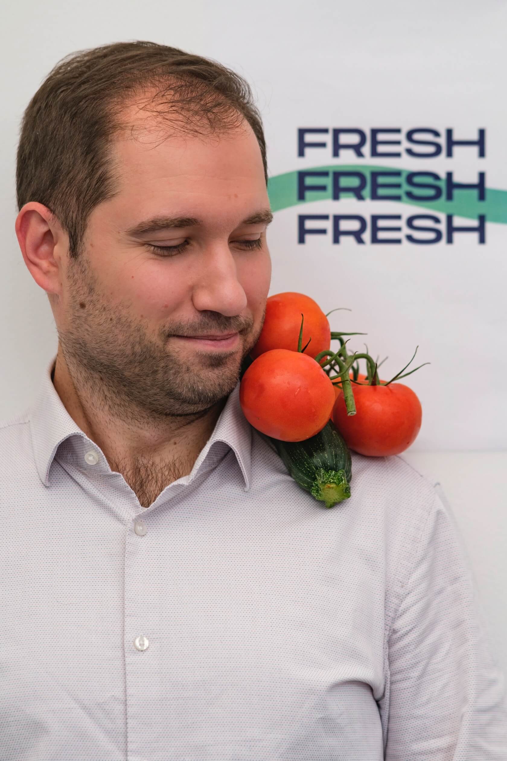 Fozoo-team-member-Dragos-Lapusneanu-tomatoes